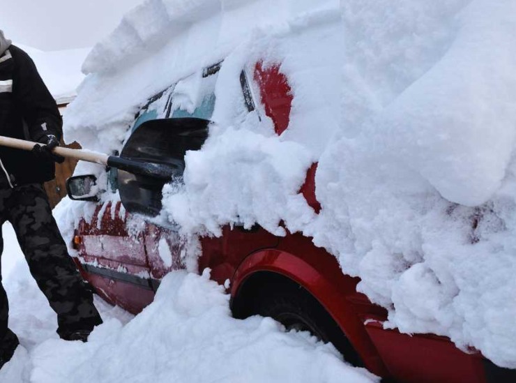 Auto ricoperta di neve