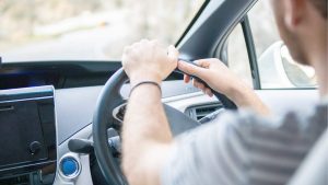 Uomo in auto affronta il traffico per andare a lavoro