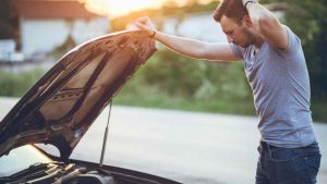 truffa della bottiglietta accanto all'auto